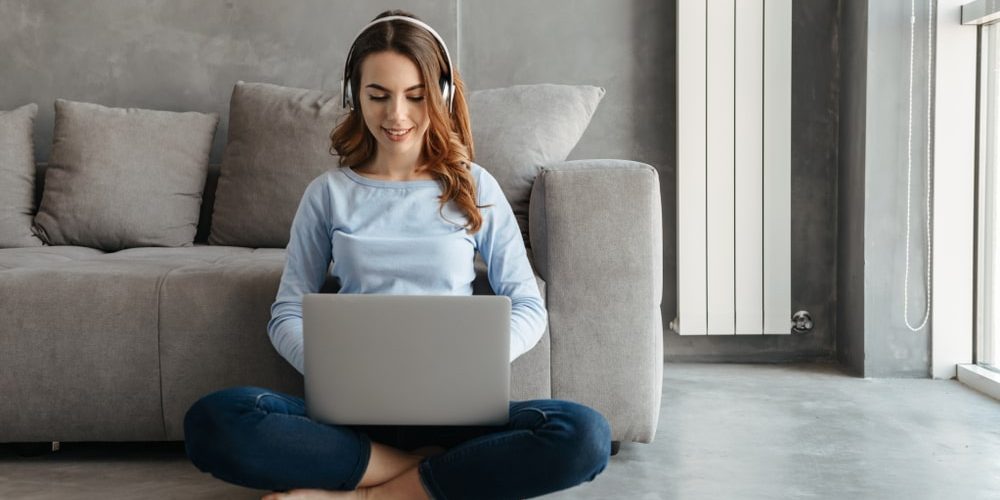 девушка пользуется промо на вебкам-сайте девушка пользуется промо на вебкам-сайте